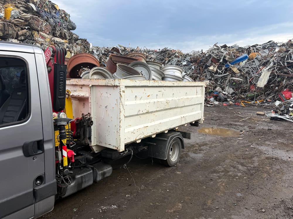 Le camion de Darel Services et sa benne de jantes, au centre de recyclage des métaux